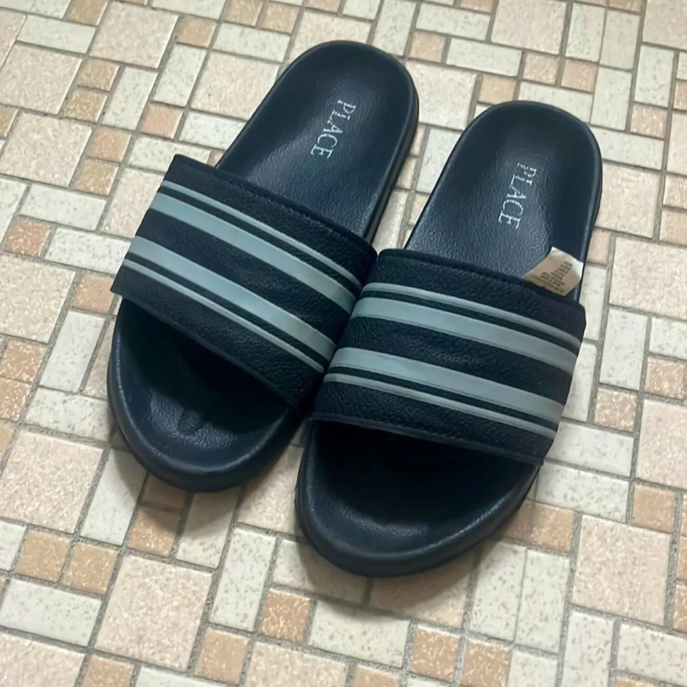 Boys slides striped size 4 big kids - good condition
